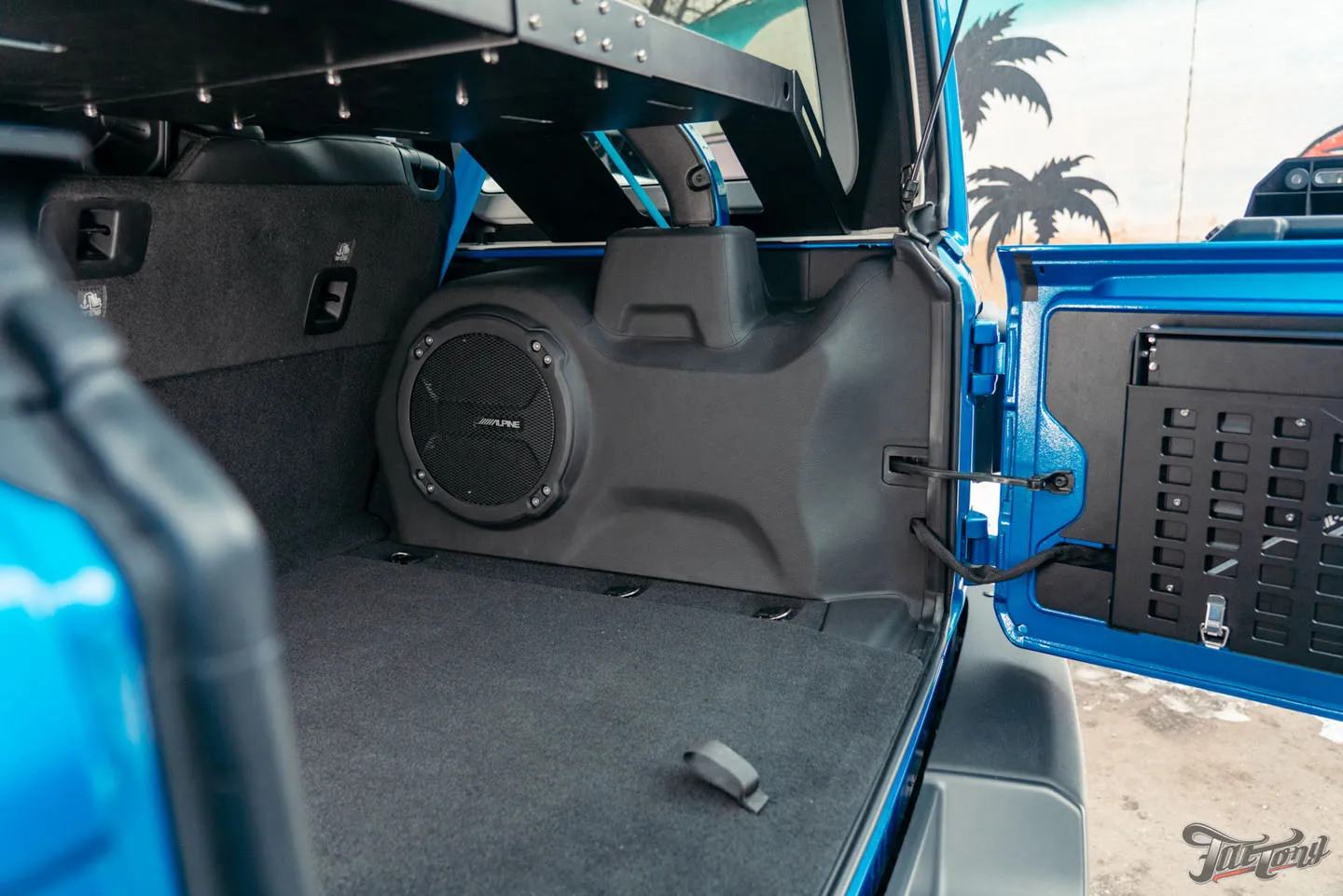 Прокачали Jeep Wrangler Rubicon, часть 2: установка цветных ремней безопасности, доработки по кузову. Как выглядит автомобиль после всех работ?